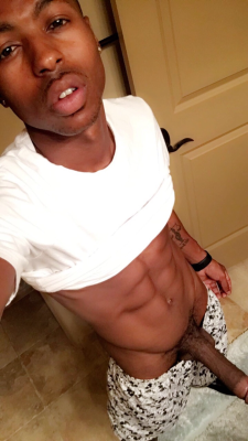lilclapclaps:  kinglontae:  Who want to suck on daddy dick? Who want to be my bitch? 
