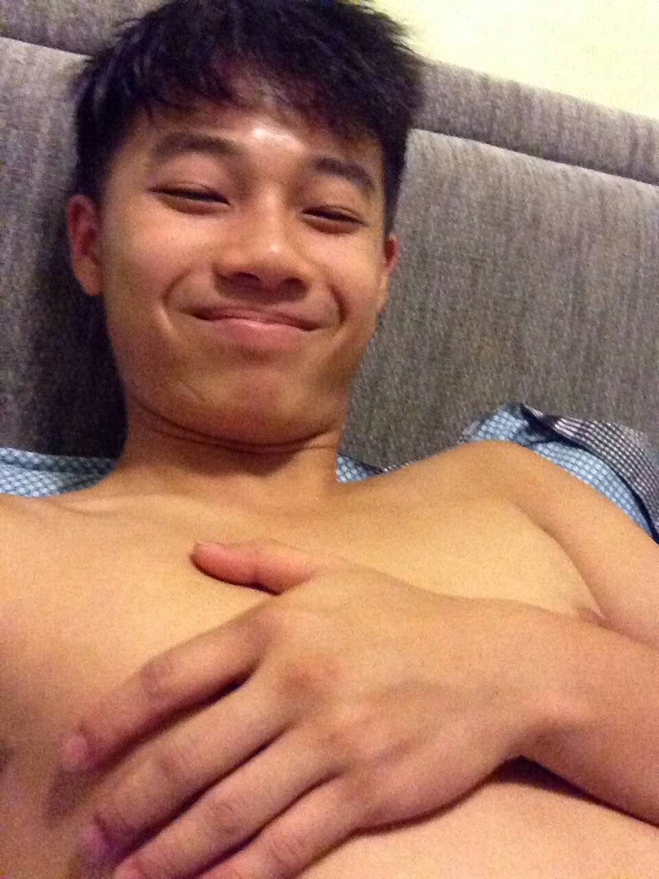nathanxx: asianstr8guynudes:  Ryan  Instagram : Strikegymry_ Singaporean  Ryan Lee,