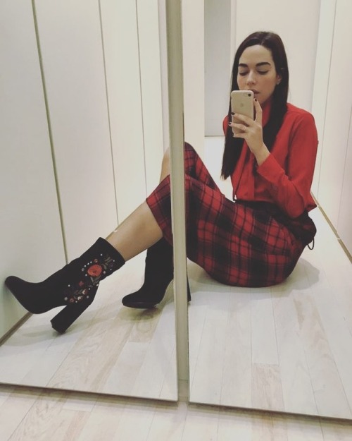 migatoco: Ismini Dafopoulou loves embroidery in her #MIGATO DF6198 block heel booties! Shop link ► b