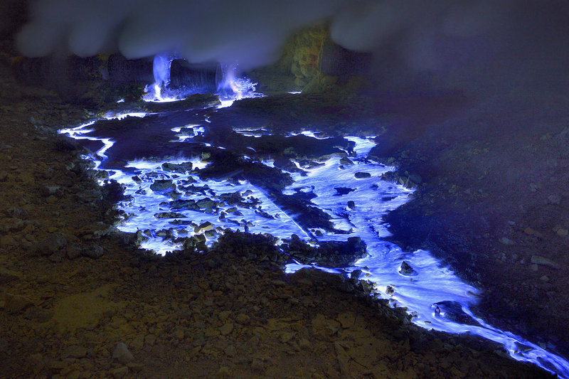 coolthingoftheday:  Indonesia’s Kawah Ijen is a volcano near East Java that erupts
