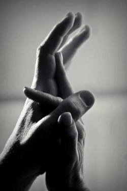 cravehiminallways212:  Oh, how I crave my fingers intertwined with yours…💋  It&rsquo;s the simple things💋