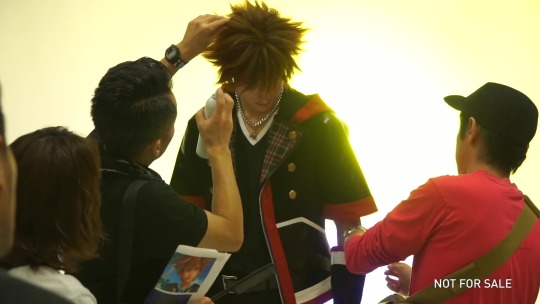 ffxvcaps:  I love this bit in that promo video I posted yesterday, they’re using a screencap from the E3 trailer of Sora to get the model’s hair to look right :’D