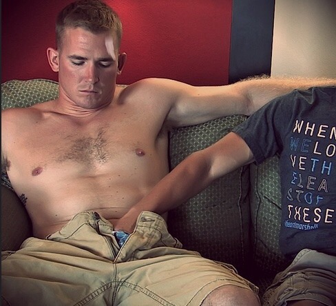 darkredfruitandvanilla:  jimbibearfan:  Handsome recently-discharged soldier comes
