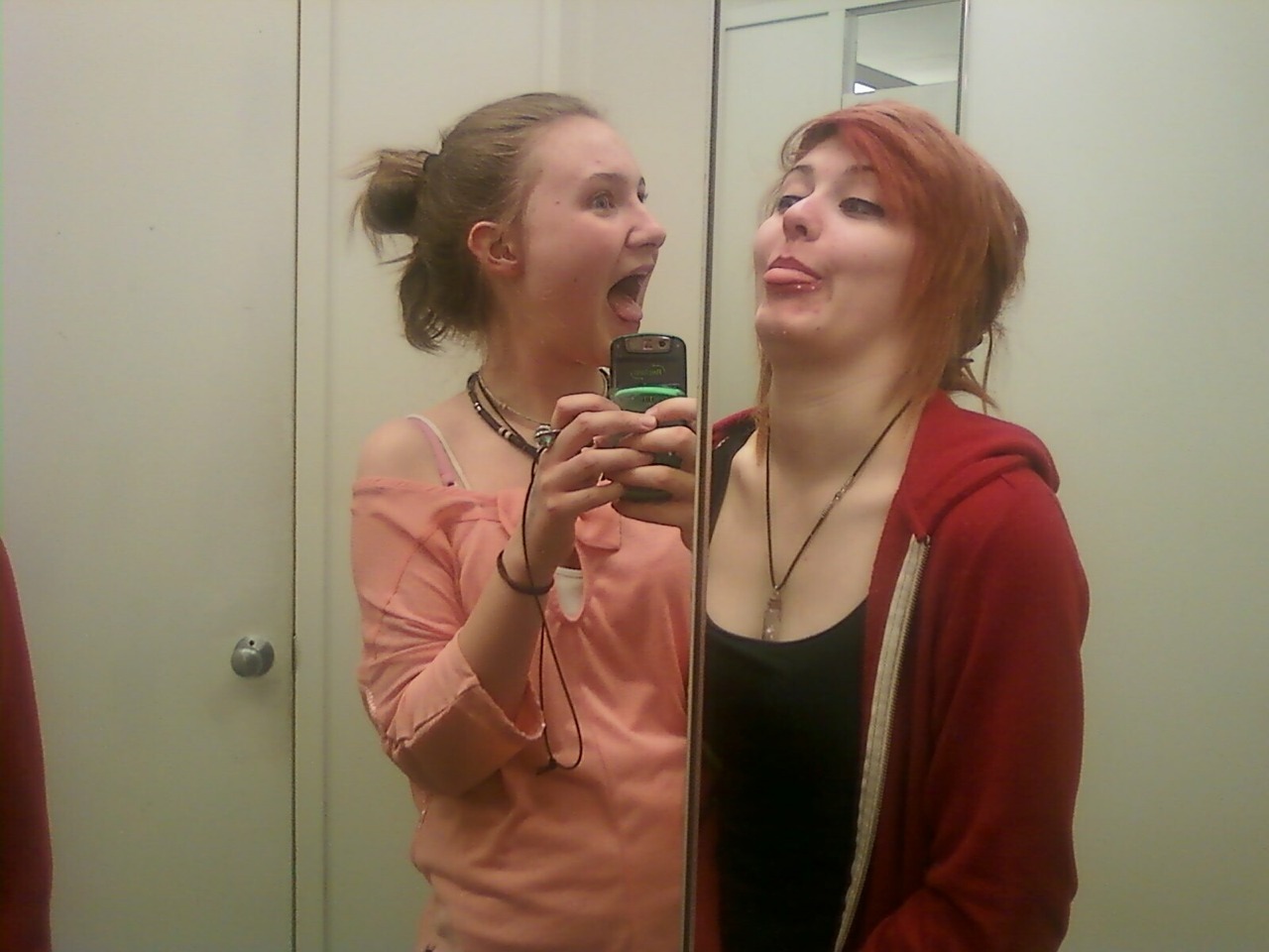 loveloveloveandsmile:  Haha XD fun with Taylor in the Peebles dressing room.