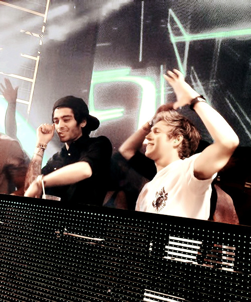 zaynharry:  @eoghanmcdermo DJ Malik, Horan & Humes do Vegas! This place has broken me.  