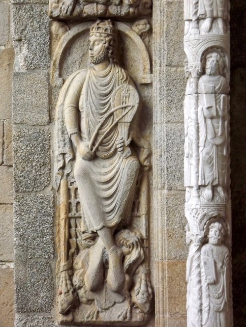 Músico, bajorrelieve románico, catedral, Santiago de Compostela, Galicia. 2012.