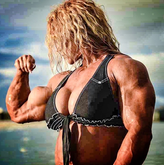 scitechfitness:  lv4femalemuscle:  Even her casual flex leaves you in awe  Yes.