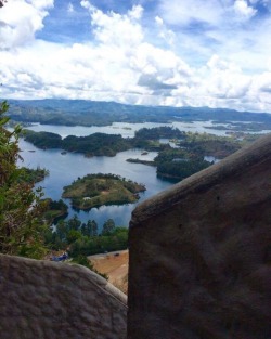 #guatape #pueblo #Colombia #elpenol #elpeñol #bigassrock almost to part 1 of the top there is a lower top and then a tippy tippy top top 😆  #Colombia #SouthAmerica #🇨🇴 #lost #lostnachos #lostnachos2017