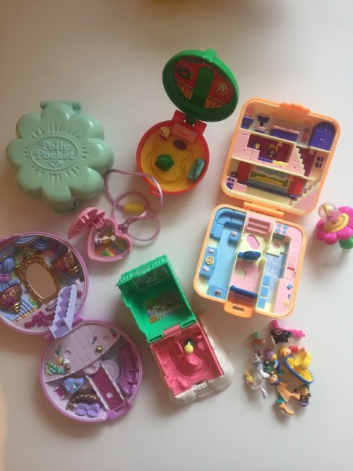 I soooo love polly pocket you guys!! Bought the lot when prices were a Way lower love the McDonald&r