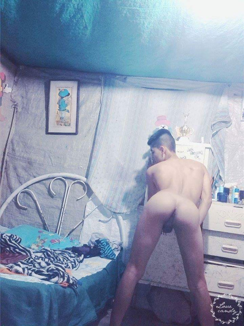 rds2994:  jojutlagay:  Rico morro enseñando verga y culo.  Esta rico x donde lo