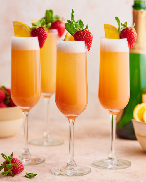 sweetoothgirl:  Sunrise Strawberry Mimosa Recipe  