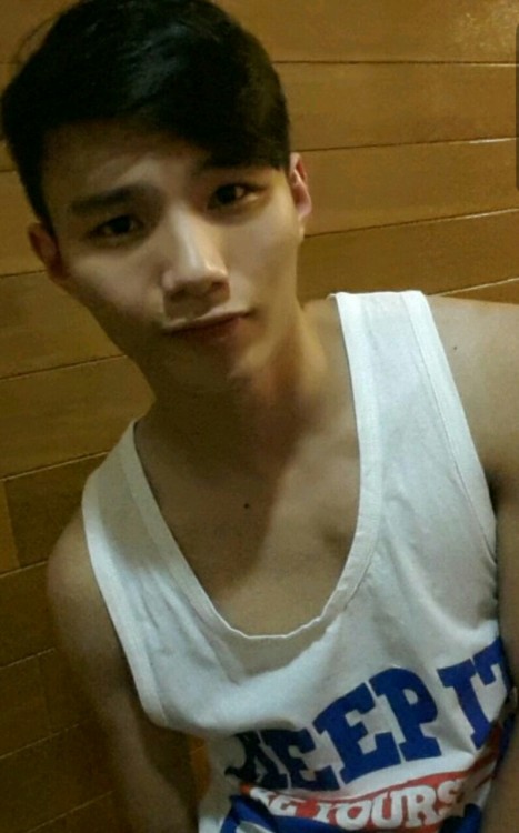 hiifunn: ye2358: publicfungay1069: aassuunn: ilovethebigdicks:  Not bad 可愛 誰來私密我，告訴我他是誰？ 这个可以