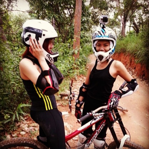 fallfromhighheels:  Having a little break in the middle of nowhere #crosscountry #downhill #goofyrid