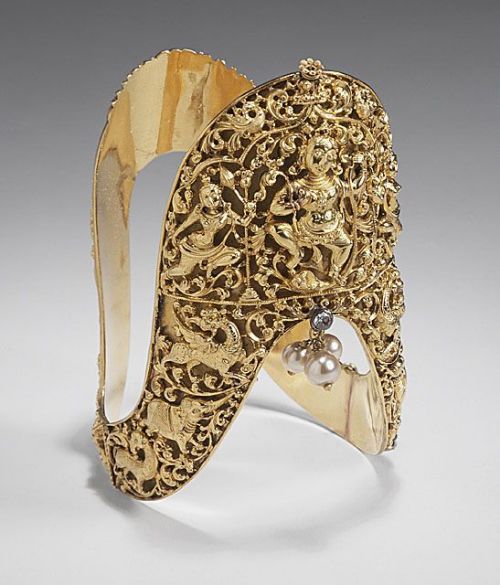 Ethnoarte  India, Tamil Nadu, Chennai (Madras) | Armlet with Krishna Dancing Triumphantly on th