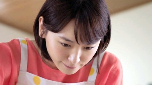 Capture of Yui Aragaki’ new Nissin cm named “hero interview” chapter.via kree