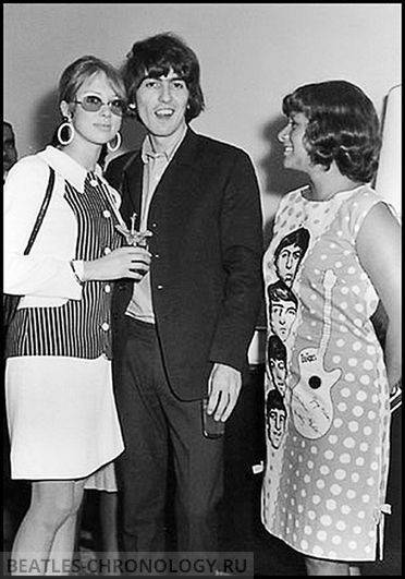 pattie-remembers:
“George and Pattie 1966
”
February 8, 1966 - Pattie and George at the airport in Bridgetown, Barbados greeted by a Beatles fan. Scan shared by Pattie Boyd on her official website in 2007. Falsely tagged by the shady...