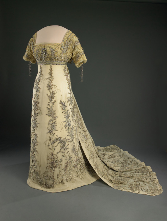 Helen Taft’s Inaugural Ball Gown1909National Museum of American History #ball gown#fashion history#evening dress#1900s#historical fashion#edwardian fashion#edwardian#1909#off white#beading#silver#united states#silk#lace#historical photography#art history #national museum of american history