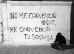 param-nesia:  siempretepiensotanto:  Yo soy la vida que tengo, tú eres la vida que me falta.  Y me fui tras de ti persiguiendo mi instinto, si quieres cambio verdadero, pues, camina distinto. 