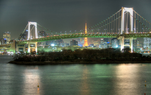 The Rainbow Bridge (レインボーブリッジ Reinbō burijji) is a suspension bridge crossing northern Tokyo Bay bet