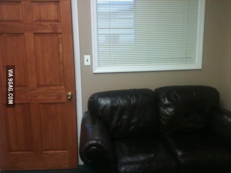 9gag:  My boss’s office looks strangely familiar…  ahuahauhauhauhauhaua só os