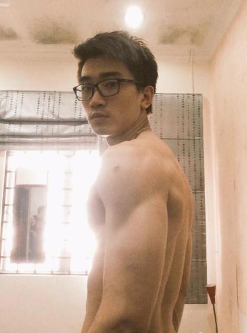 bbbtm13:  Love his boyish look in specs and, of course, his hard curvy cock!  Reblog & follow me for more surprise!  