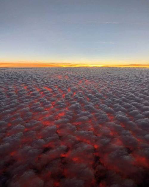 You prefer sunset over sunrise, don&rsquo;t you?Altocumulus clouds &amp; sunset at 30.000ft 