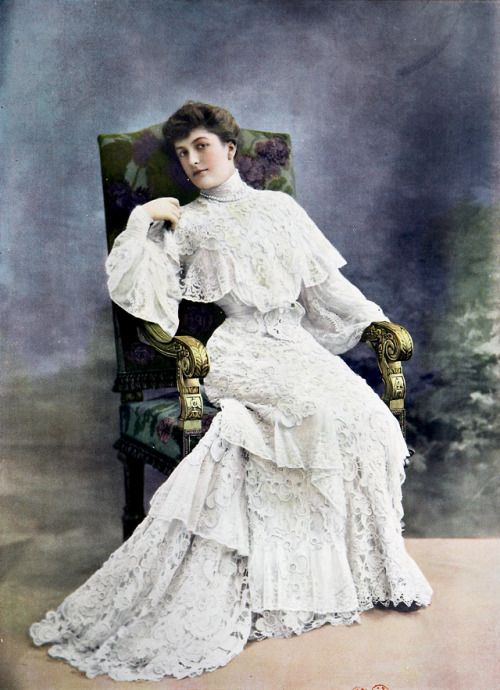 Dinner gown in Venetian lace by Doucet, Les Modes January 1903. Photo by Reutlinger.