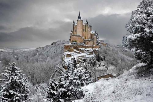 lost-in-centuries-long-gone:Alcazar of Segovia, Spain whataboutthis.bi