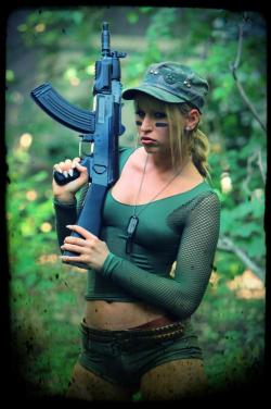 girlandguns:  Girl With Gun  follow me at : http://girlandguns.tumblr.com/