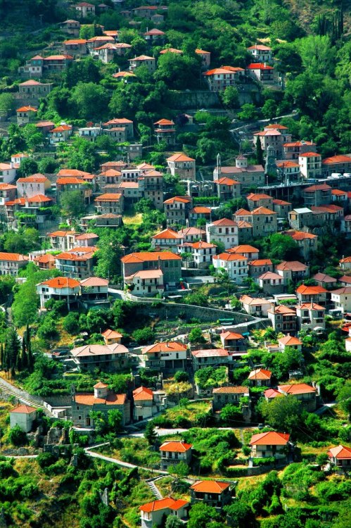The mountain village of Langadia, Peloponnese / Greece (by DaviNet).