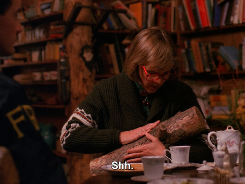 inthedarktrees: My log saw something.Catherine Coulson &amp; Kyle MacLachlan | Twin Peaks