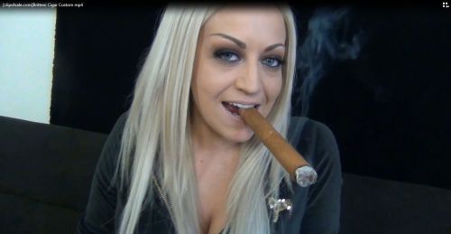 swoop-cypry02:  piperlover:  From a Britteni Banks video, at Clips4Sale  This looks so damn hot 