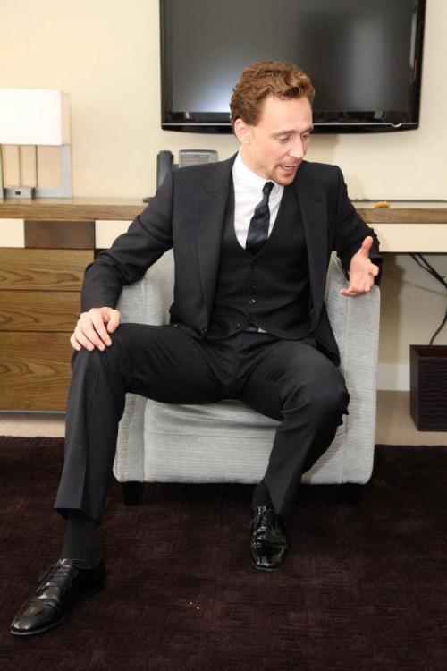 diddleswithhiddles:fluffmugger:avengersassemble-inmypants:the-girl-with-the-purple-hair:tom-sits-lik