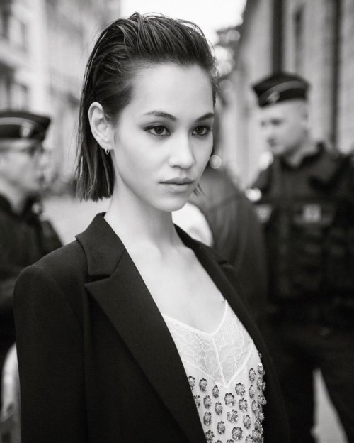 (via [PHOTO+VIDEO] Kiko Mizuhara Attending Dior Fashion Show S/S 2017 at Paris Fashion Week)