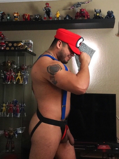 Idk what the fuck he is doing as far as a costume is concerned but just get naked and fuck me please