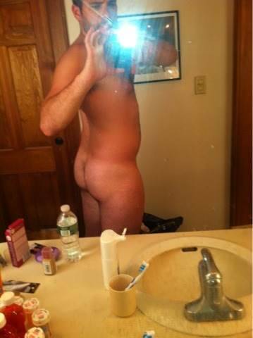 brobuddies69:  no-pants-on:  Scott Evans’ naked selfies  I bet it rums in the family!
