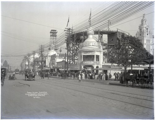 Irving Underhill’s 1906 photograph highlights the architectural and technological innovations of Con