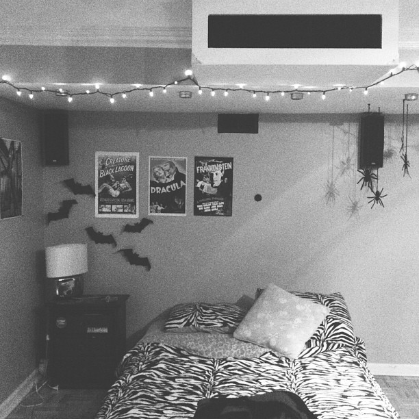 retrodolly:  I don’t want to leave my room ever 💀 #universalmonsters #halloween