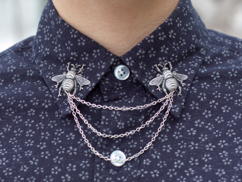 dapperandswag:Bee collar chains, new in the shop! Good for nature lovers and science babes (Cosima N