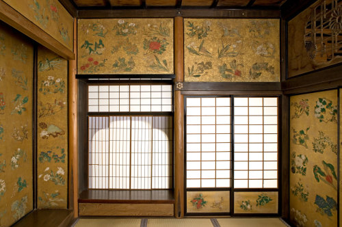 nae-design:  The Hanamaru-zu mural of 201 flowers decorates the walls of Kotohira-gu Shrine (金刀比羅宮) painted over 300 years ago by Ito Jakuchu (伊藤若冲, 1716-1800). His unusual scientific style depicts the flowers in a grid layout with lifelike