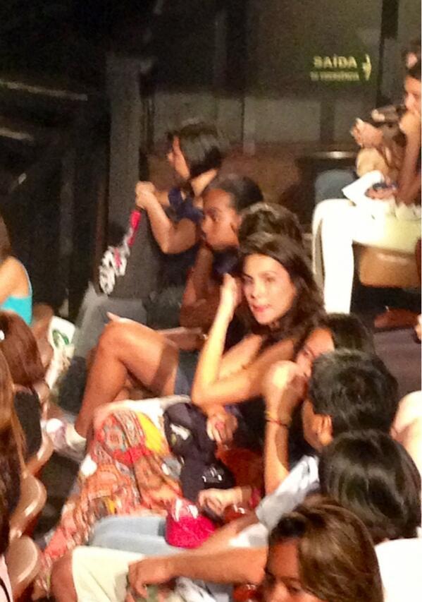 awnfroncks:  Mel assistindo ontem ao stand up! 