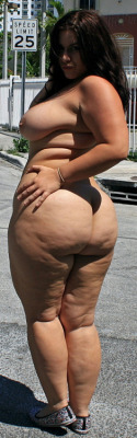 buttsbottomsnbooties:  Sun-kissed cellulite