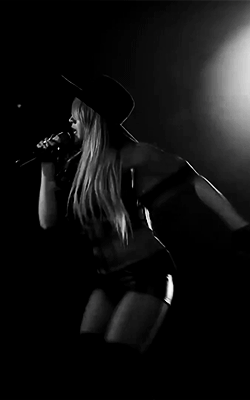 theboogcatapus:  CL’s thighs tho! Them some sexxxy thighs! Haha!