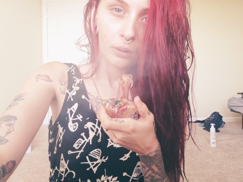 miisspots:  I rarely smoke anything but blunts.  Babe <3