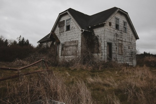 themodernerror: abandoned house near Astoria, Oregon photo by Skyler BrownAbandoned Blog | Main Phot