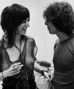 theunderestimator-2:  Patti Smith not leaving much to the imagination while Allen Lanier of Blue Öyster Cult is trying to stay focused on her awsome smile?  Well, not really, since the two of them were  long-time partners during the ′70s. Roni Hoffman