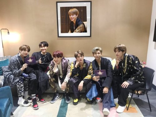  181013 BigHit’s Tweet [#오늘의방탄] #BTS x The Graham Norton Show @TheGNShow !  pic.twitter.com/rHIWUv9v