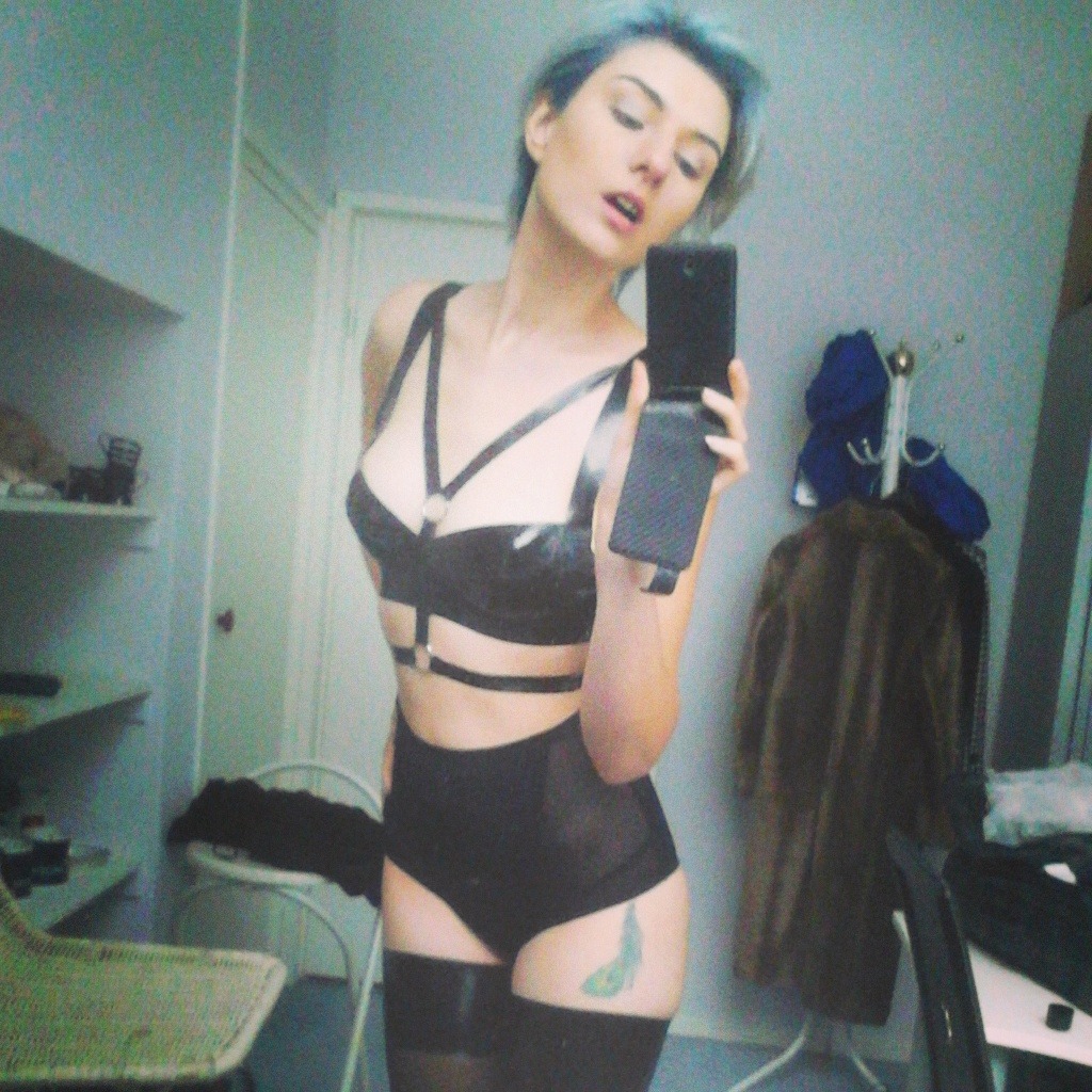 sarascarletmodel:  Perfect day to shoot some latex. Lovely stockings (photo 1) by