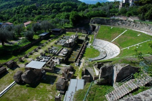 italian-landscapes:Teatro romano (Roman Theatre) di Sessa Aurunca, Campania, ItalyThe theatre was bu