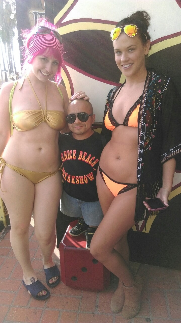 happeemonkee:  proxypaige:  @roxyrayexxx and I met the smallest man in the world